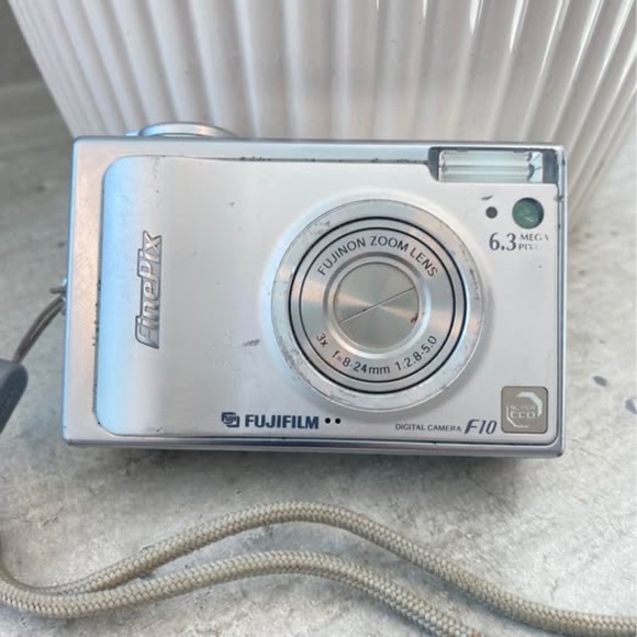 Fujifilm Finepix F10 Digital Camera - Picture 4 of 6
